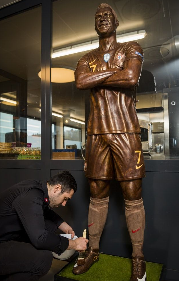 Chokoladekunstner fremstiller Ronaldo-statue